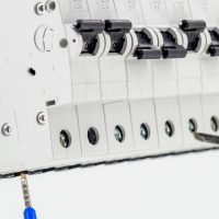 maquinas-electricas-interruptores-aislado-blanco-primer-plano-conecte-cable-marcador-dispositivo-destornillador-rojo_169016-4117